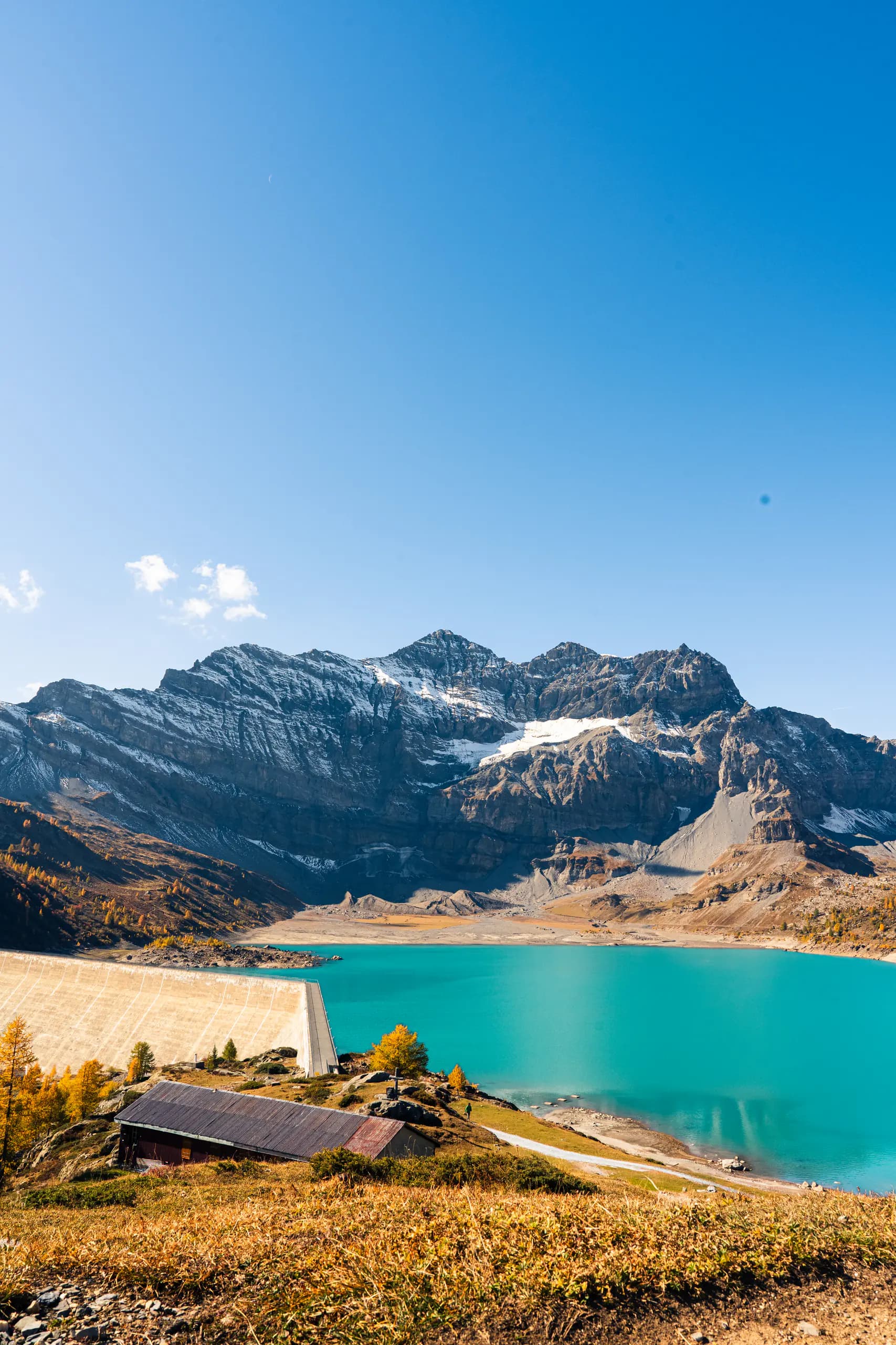 Barrage de Salanfe dans la brume matinale