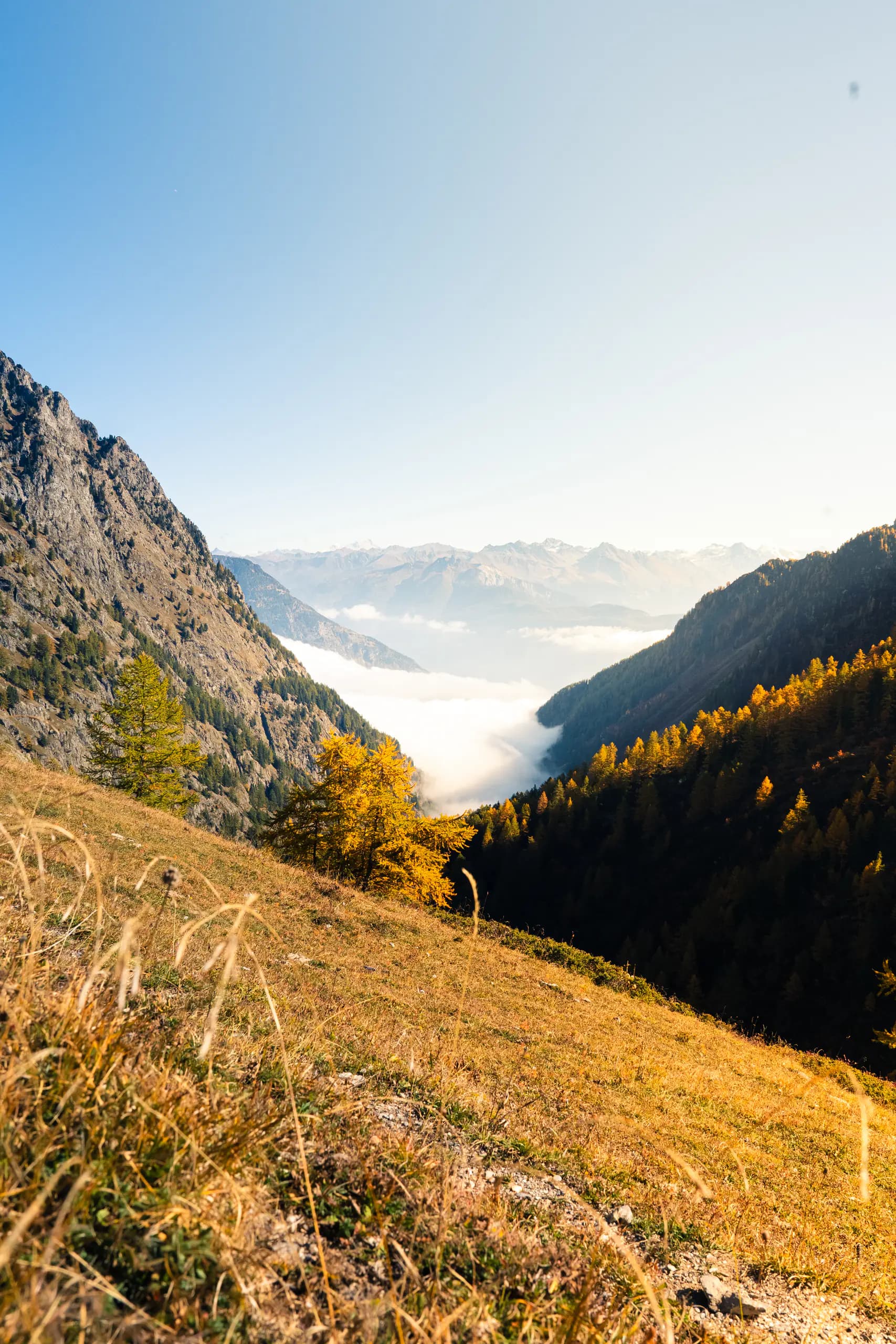 Rochers et eau turquoise au bord du lac de Salanfe
