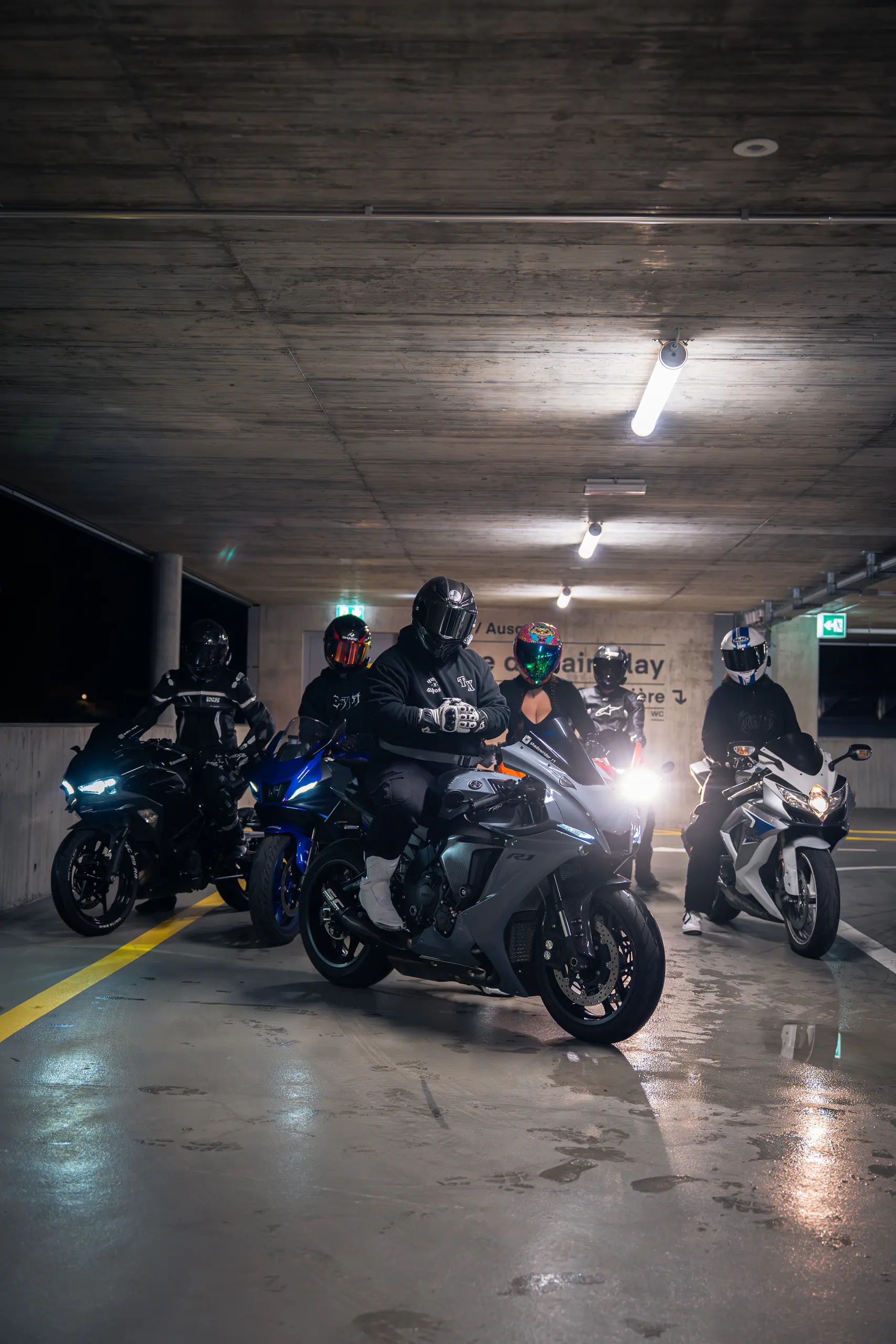 Shadow Rider — Portrait du rider avec sa moto en arrière-plan